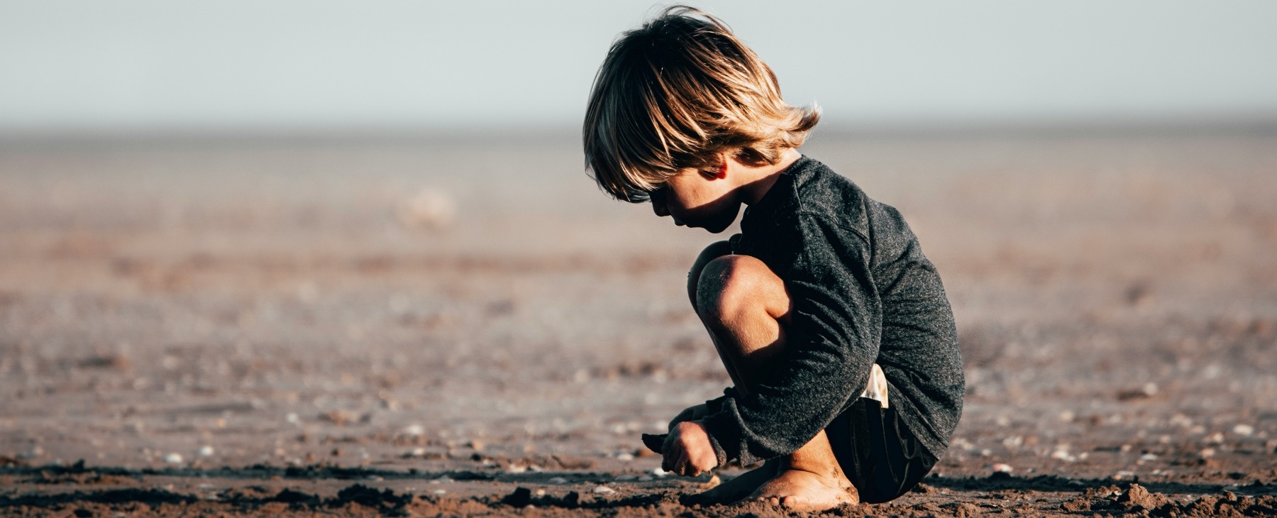 座り込む子ども