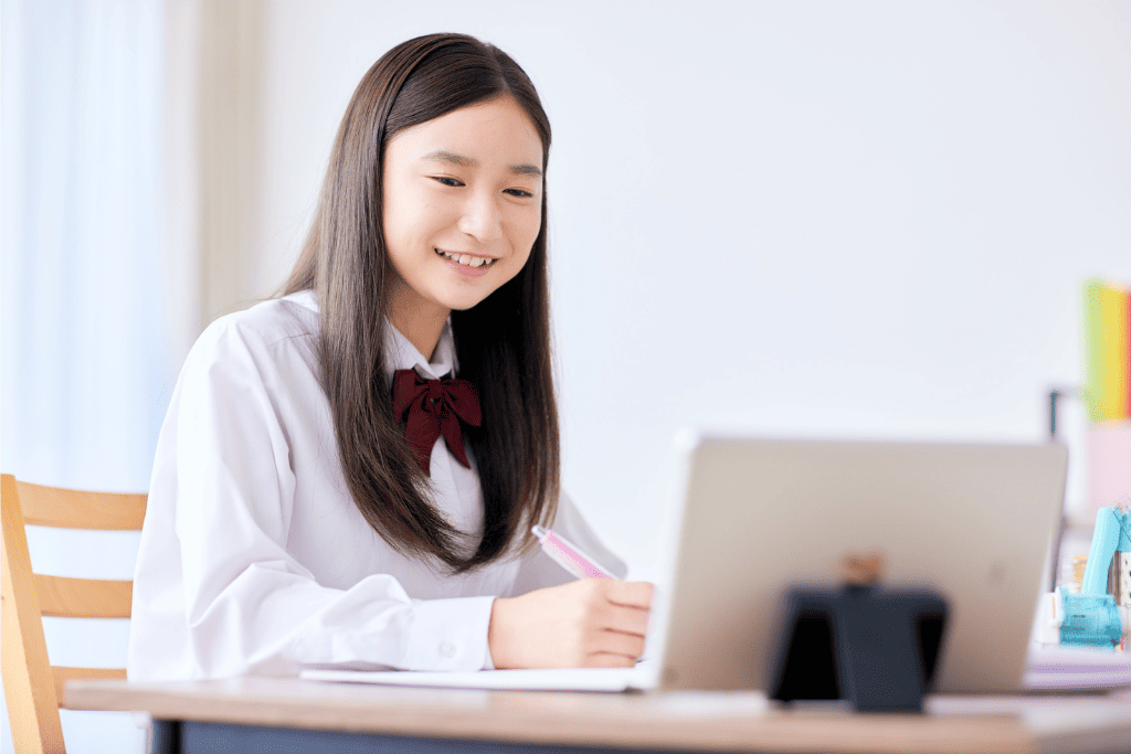 試験に臨む女子学生